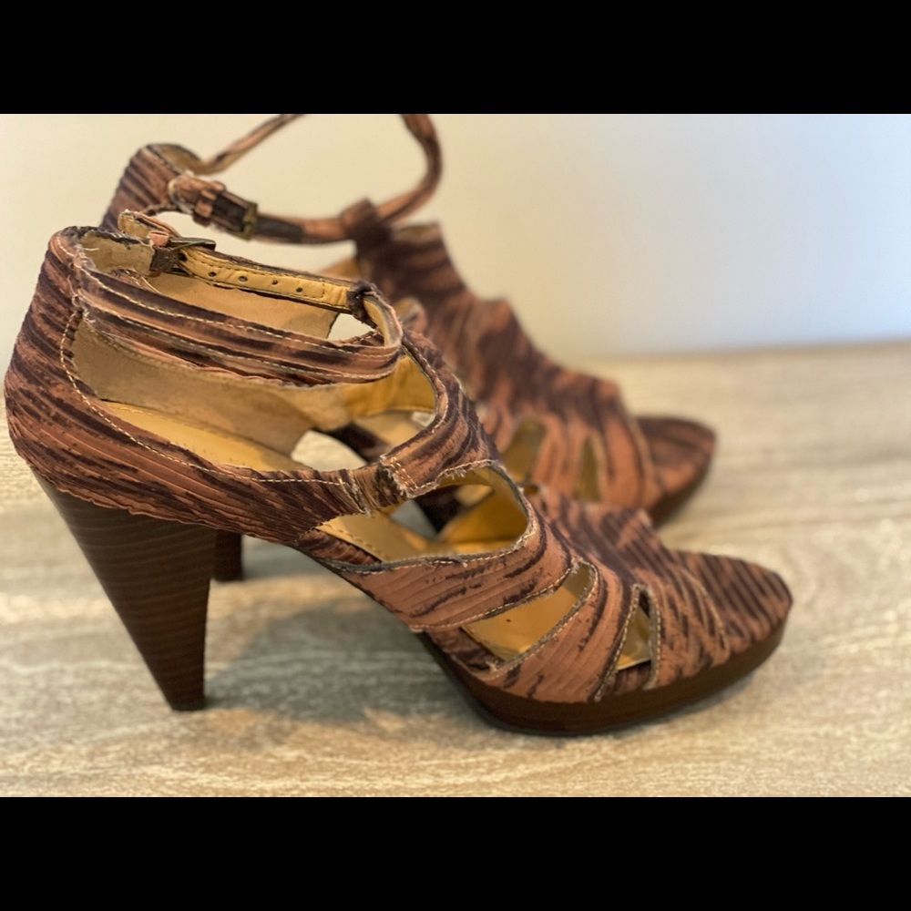 Nike West Women’s Textured Printed Platform Heel